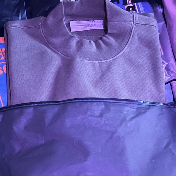 Bravest shorts and Essential Crewneck - Picture 2 of 4